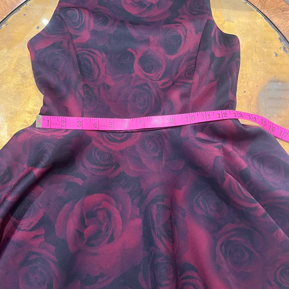 RW&CO. Spécial Édition ELLE Wine and Black Rose-Print High-Low Fit & Flare Dress - Picture 11 of 16